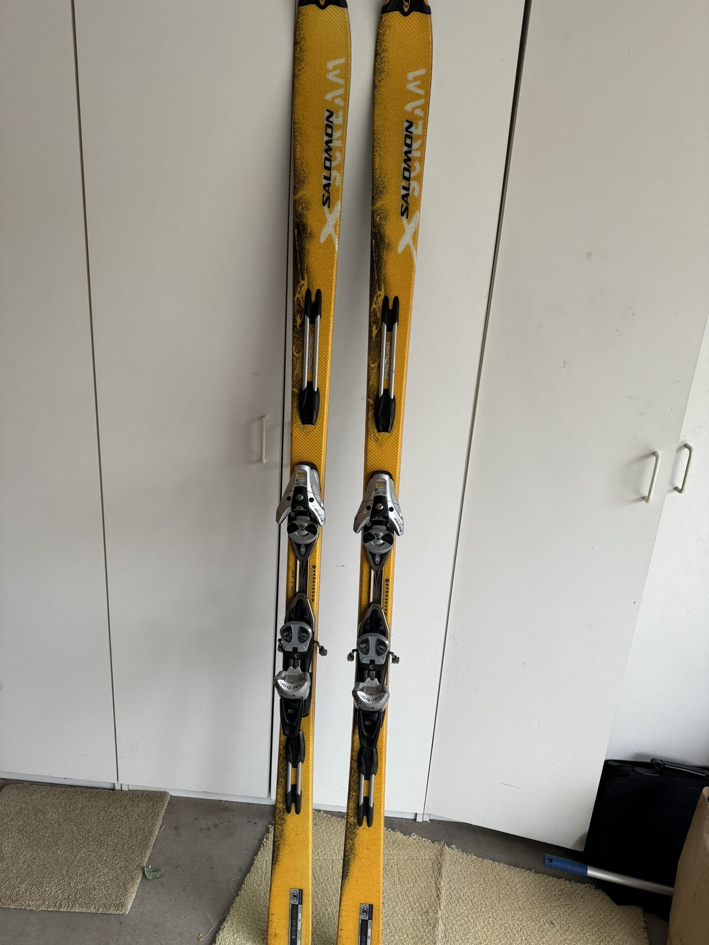 Salomon extreme skis with Salomon bindings