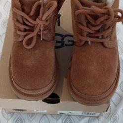 Kids Uggs boot Size 11c.  Wear only once. 