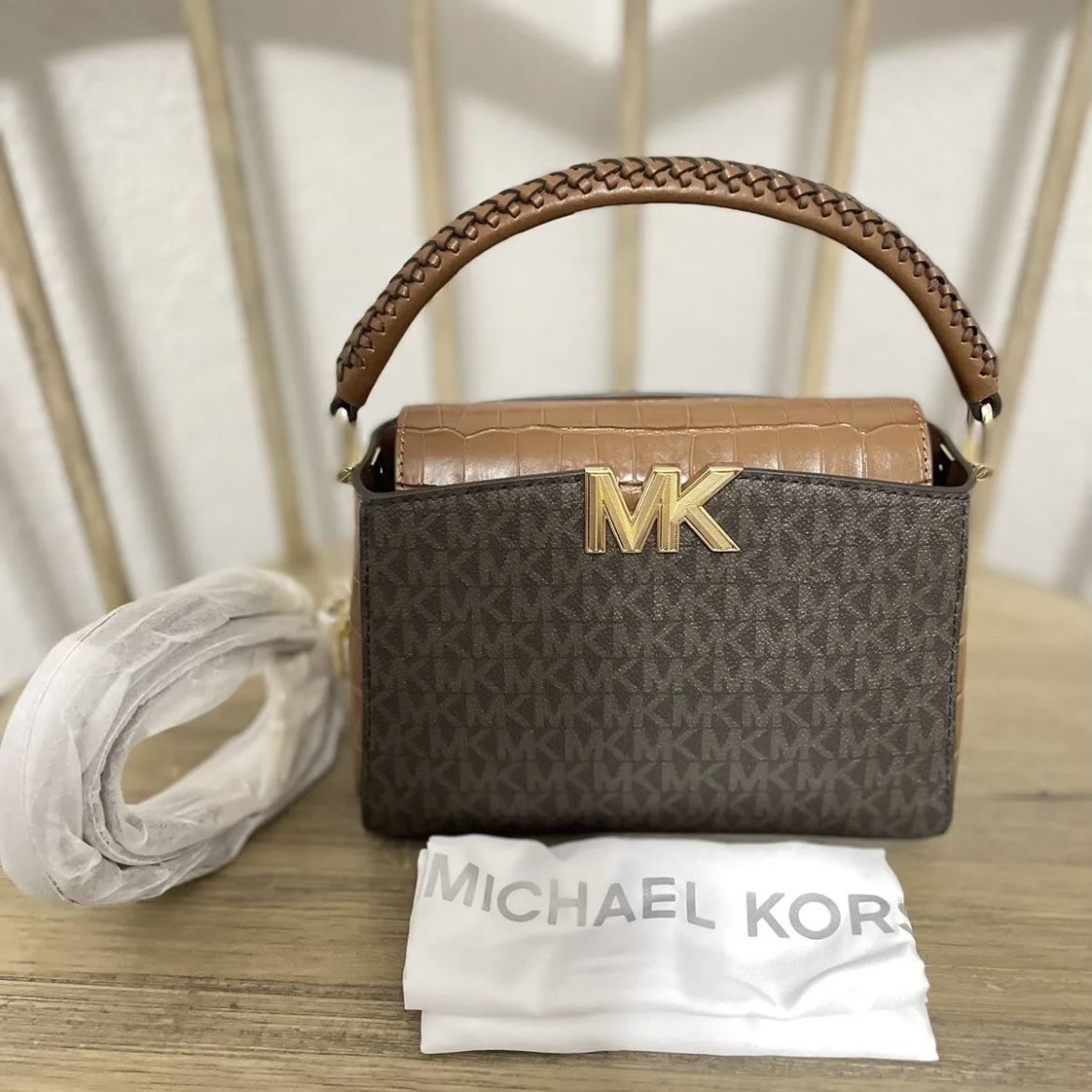 Michael kOR Cross purse ( Certified)