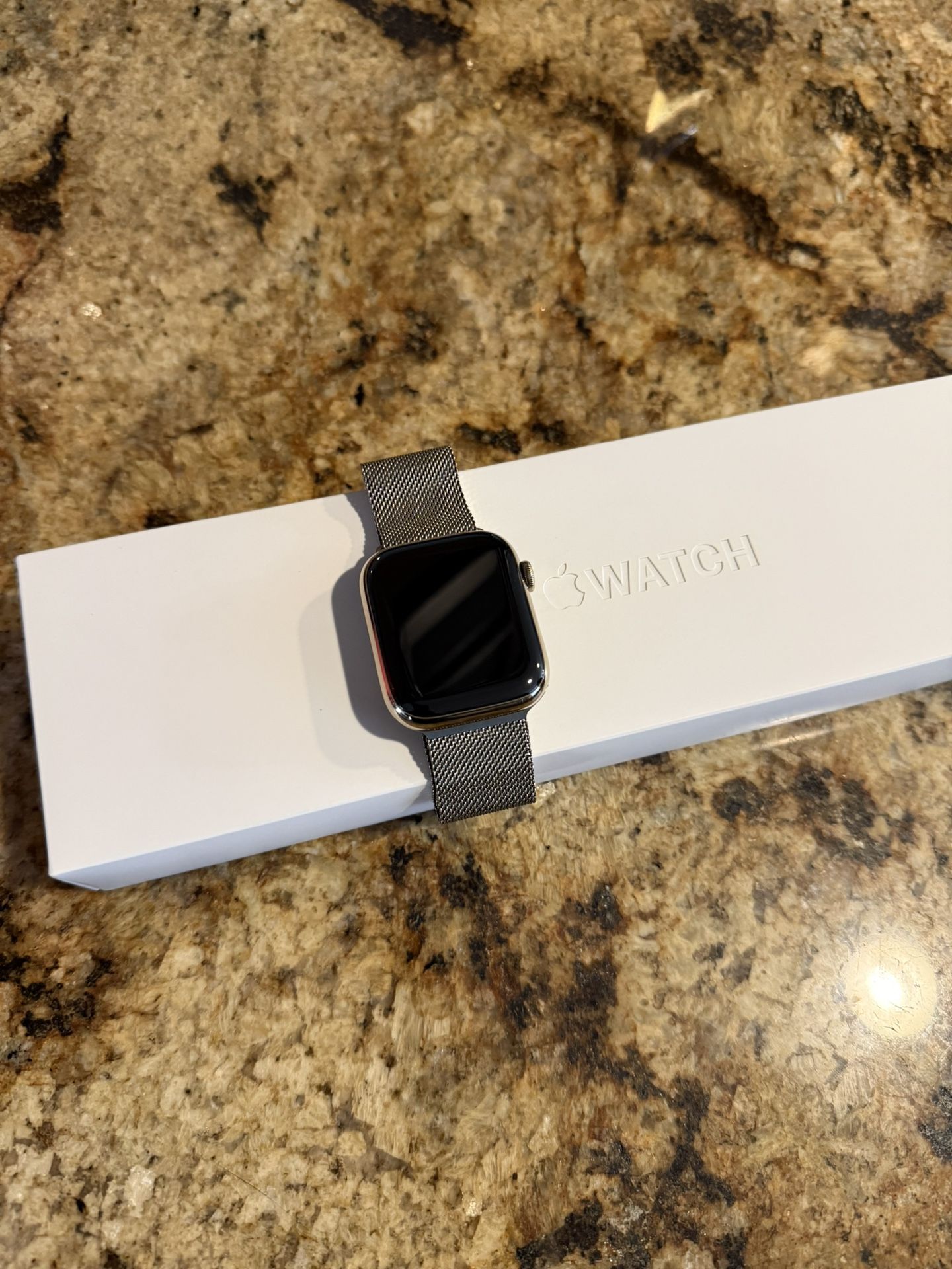 Apple Watch Series 8 (45mm Stainless Steel Gold)