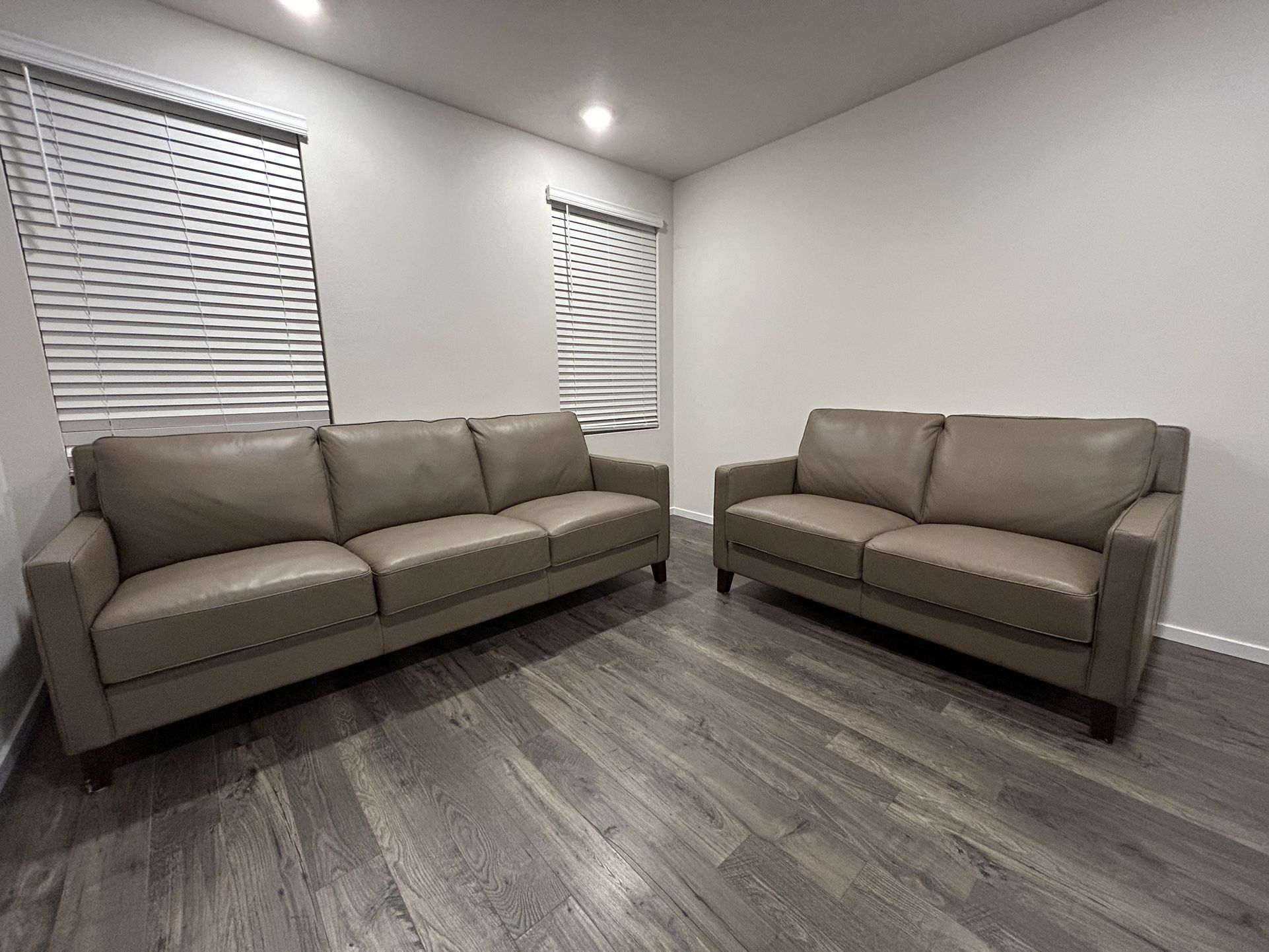 Leather Loveseat & Matching Couch Set – Super Comfortable! 🛋️