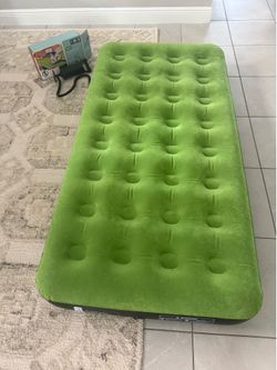 Twin air mattress with pump
