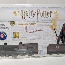 Lionel Harry Potter Hogwarts Express Ready-to-Play Battery Powered Model Train Set. 7-11960