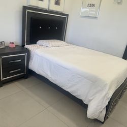 Beautiful Full Size Bedroom Set for sale! 