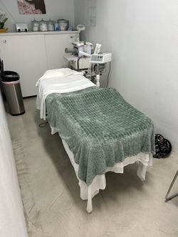 Electric bed for facials