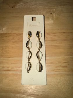 Gold Tone Ivory SEASHELL Pierced EARRINGS