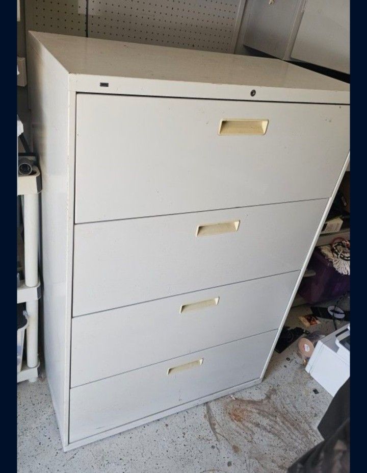 Large File Cabinet 4 Drawer - H 53" x W 36" x 19.5 " D

Can be used as a file cabinet or storage.  Good condition. Taking offers.