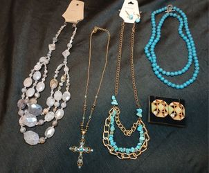 Lot Of 4 Vintage Necklaces & 1 Pair of Vintage Earrings Like New $5
Pick up in Mckinney