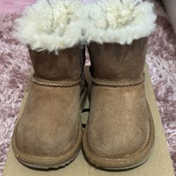 Uggs Boots Size 6 Bailey Mini 