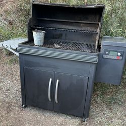 WORKS GREAT TRAEGER XL PELLET GRILL SMOKER WITH WI-FI 