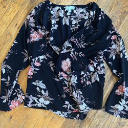 black floral blouse with tie and bell sleeves. Size: S