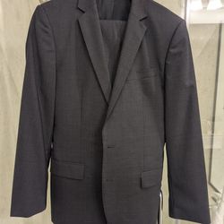 Used Hugo Boss Men's Dark Gray Suit (Jacket 36R, Pants 30)