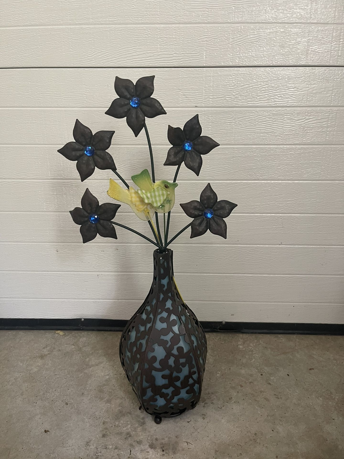 Solar Powered Vase With Flowers