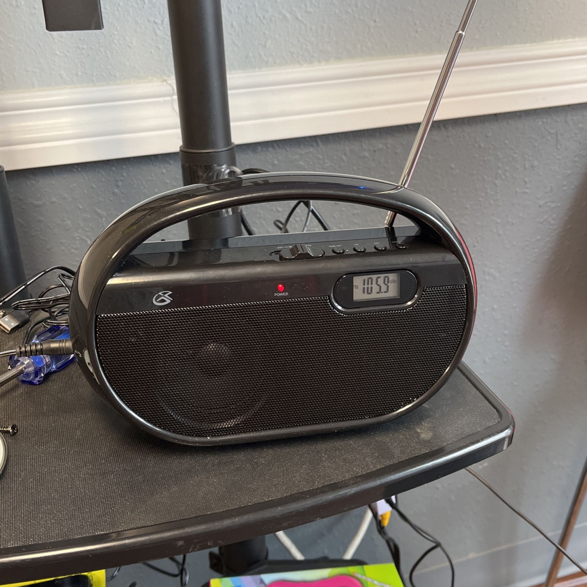 GPX R602B: Portable Speaker AM/FM Radio