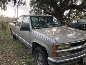 Photo Chevy 3500 automatic, new ac and tires, crew cab, 2 wheel drive, manual windows and locks, 5.7 vortec, runs good but won’t start issue with getting f