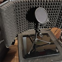 AXCESS ABLES LARGE RECORDING STUDIO MICROPHONE, ISOLATION SHIELD WITH TRIPOD STAND