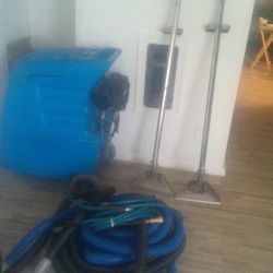 Steam cleaning carpet extractor with 2 wands!