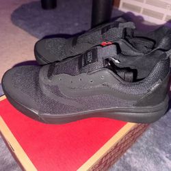 NEW 7.5 Women’s/6 Men’s Vans