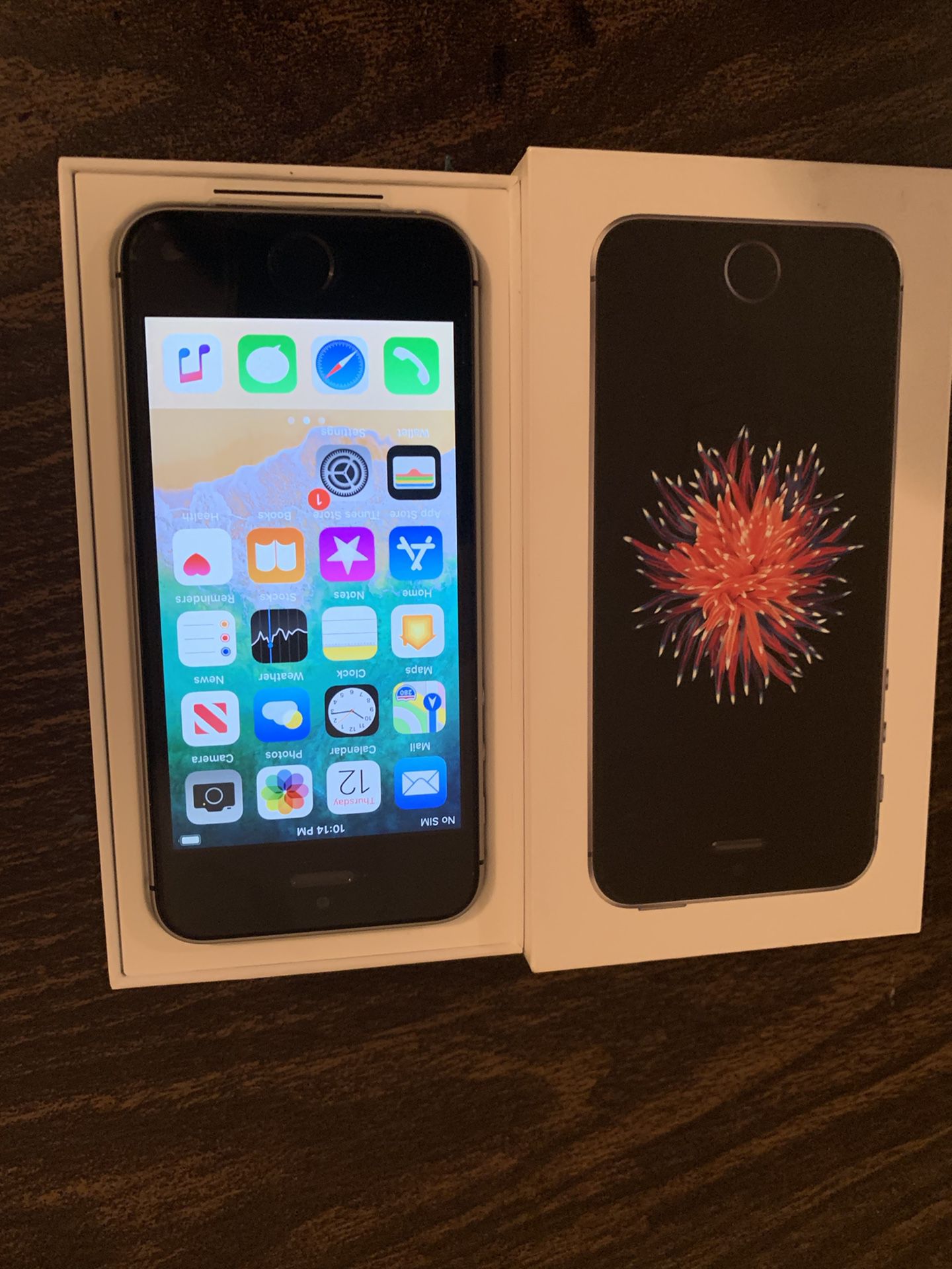 iPhone SE 16 gb full unlock to any carrier (new)
