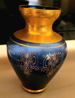 Laguna Murano Glass Venezia Cobalt Blue & Gold Vase approximately 5in tall and 4in wide