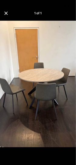 Tabel and four chairs excellent condition