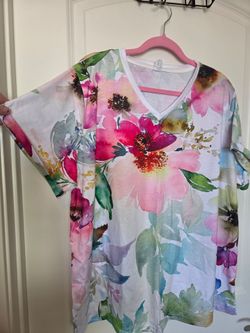 New Watercolor Floral V-Neck Short Sleeve Top 2x