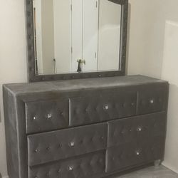 6 Drawers And Mirror Dresser