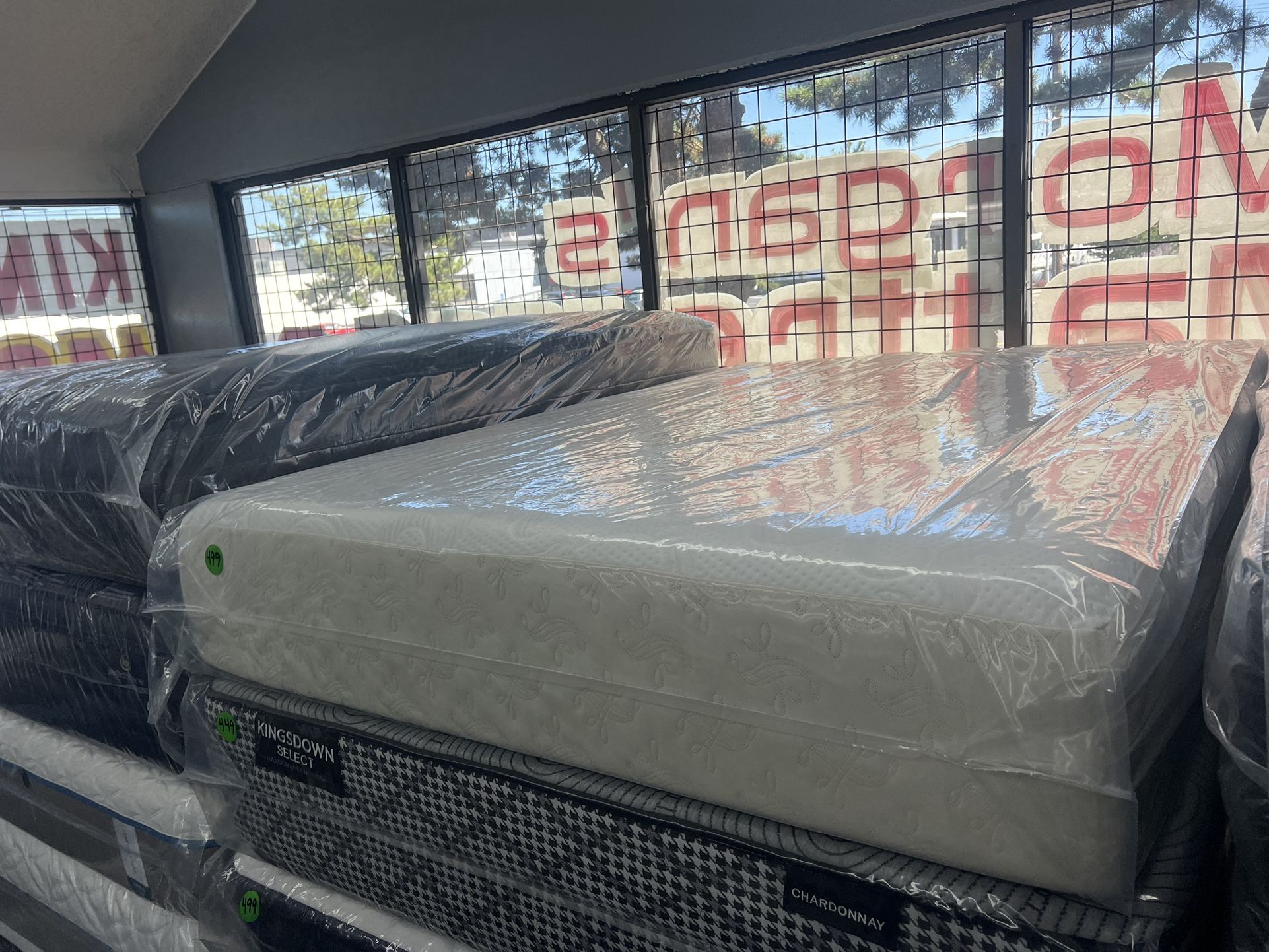 QUEEN SIZE TEMPURPEDIC MATTRESS & BOX SPRING BED SET
