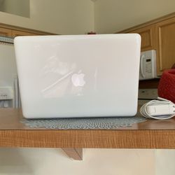 Apple MacBook Laptop Hig Sierra , iCloud Clean 
