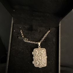 Sterling silver Locket - New In boxi