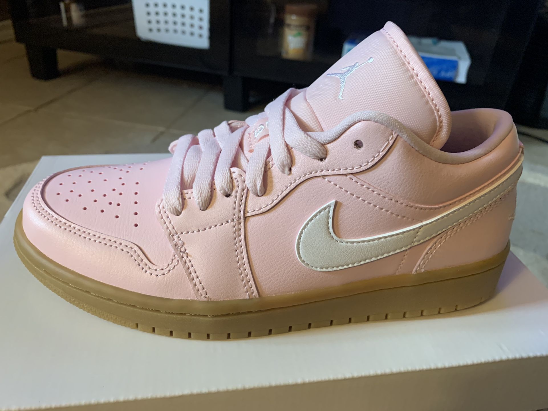 Jordan 1 Low Soft Pink / Sz 6.5y / New!!!