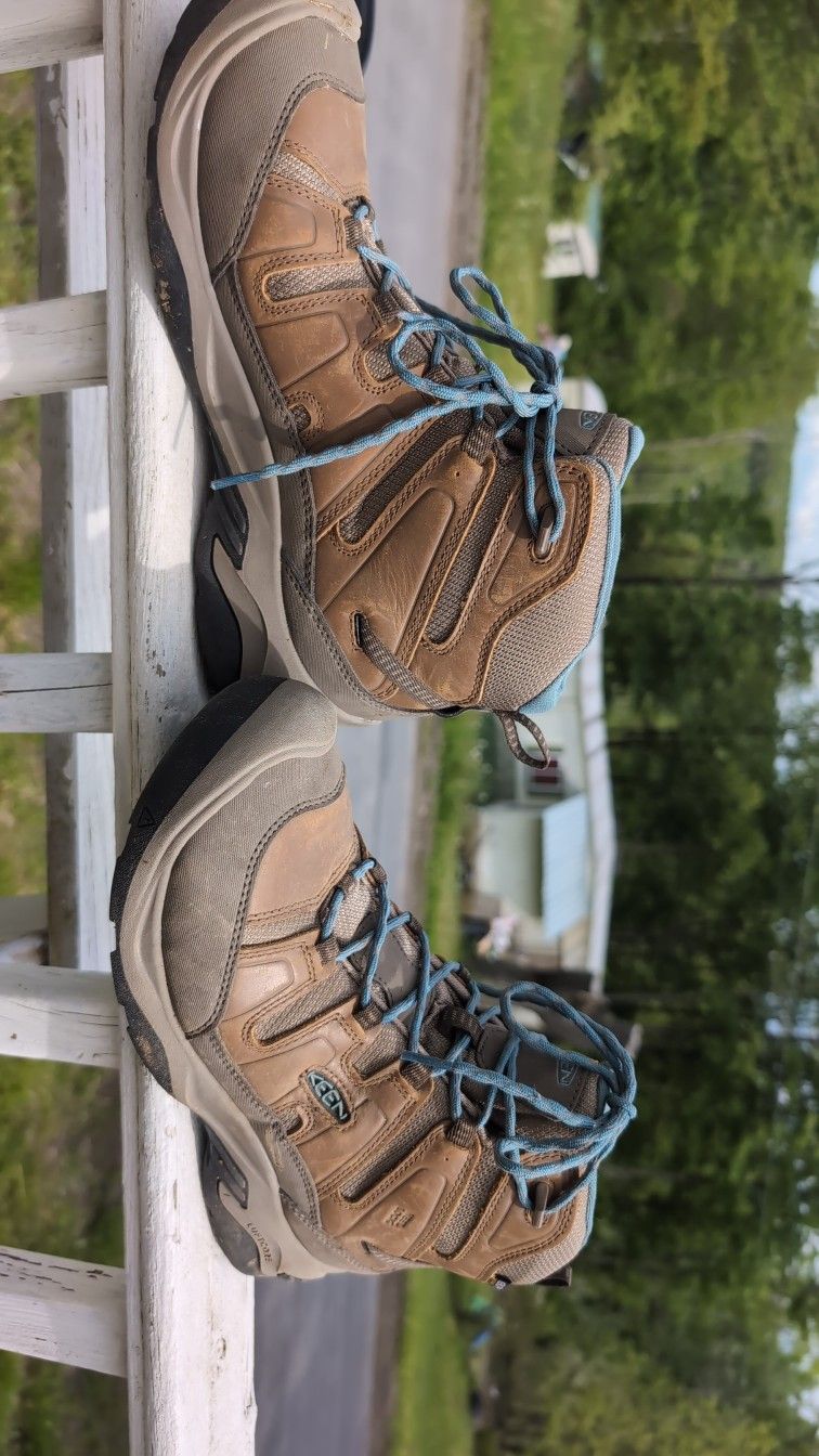 Woman's Keens Hiking Shoe