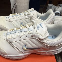 Nike Women’s View ll Size 8 New ” NO BOX “!! Pacoima 91331