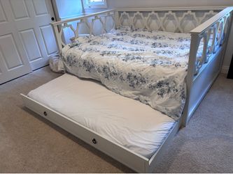 Pottery Barn Teen Evie Trundle Bed
