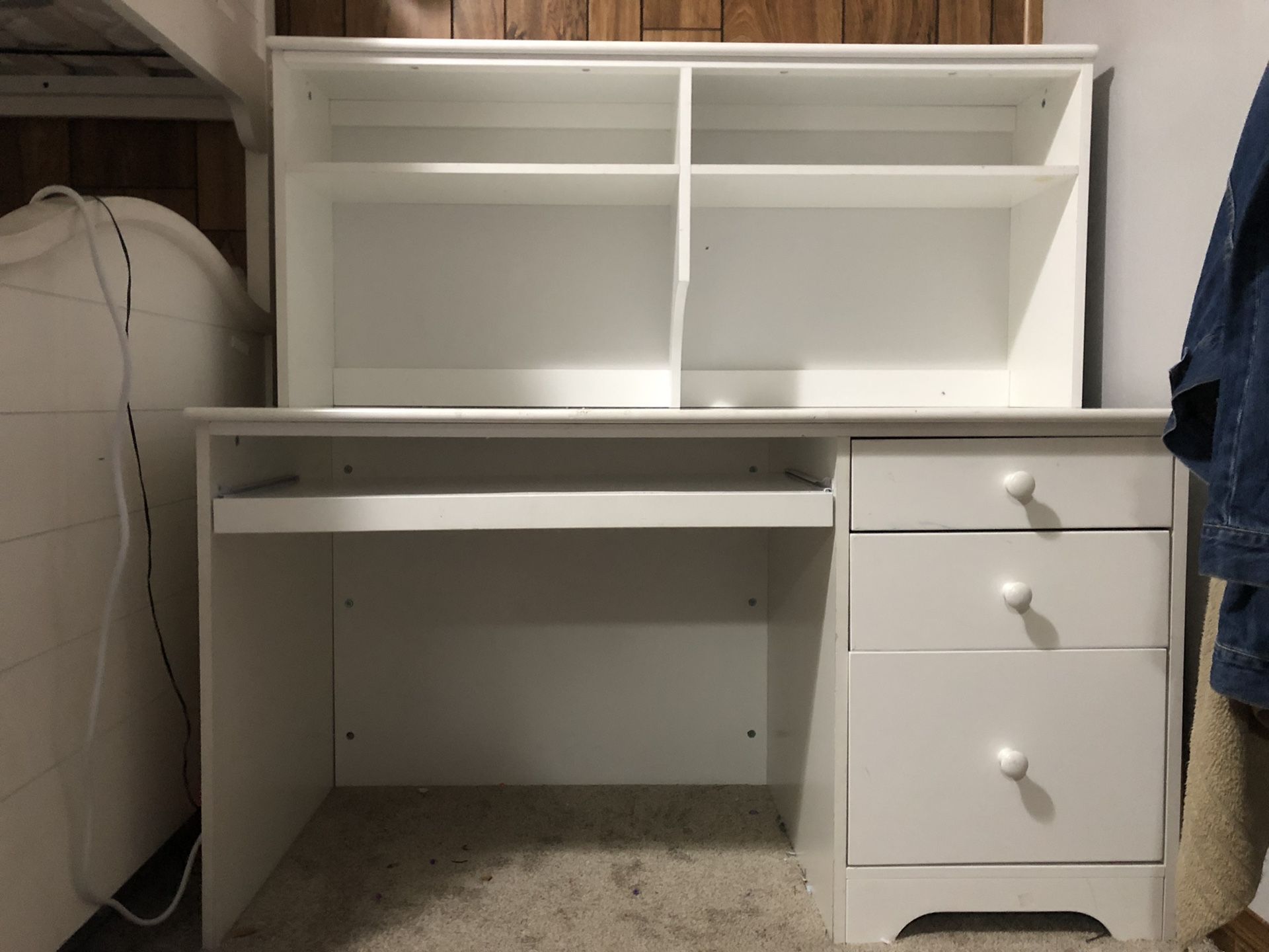 White desk 3 drawers & hutch