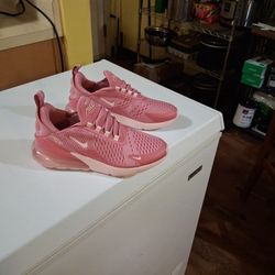 Women's Nike Air Max 270 Size 7 Pink  Brand New 