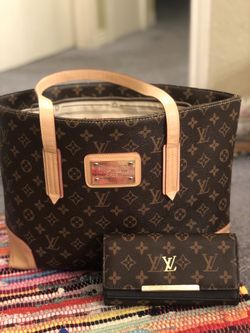 Used once purse in excellent condition included matching wallet