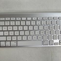 Apple A1314 Wireless Bluetooth Keyboard Authentic OEM (Preowned)