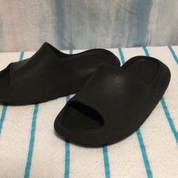 Youth  ADIDAS YEZZY SLIDES,      Size: 4Y