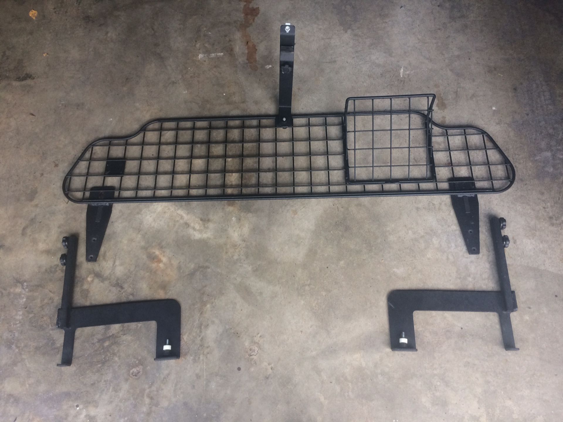 Pet barrier/compartment separator for Subaru Outback