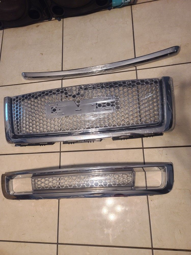 New GMC Sierra Chrome 3pc Grille Set $120
