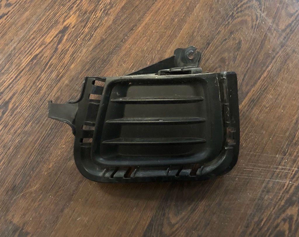USED REF#G503 || 2012-2015 TOYOTA PRIUS C || LEFT HAND/DRIVER SIDE FOG LIGHT COVER