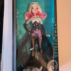 Madame Alexander Collection Marvel Fan Girl Spider-Gwen Figure