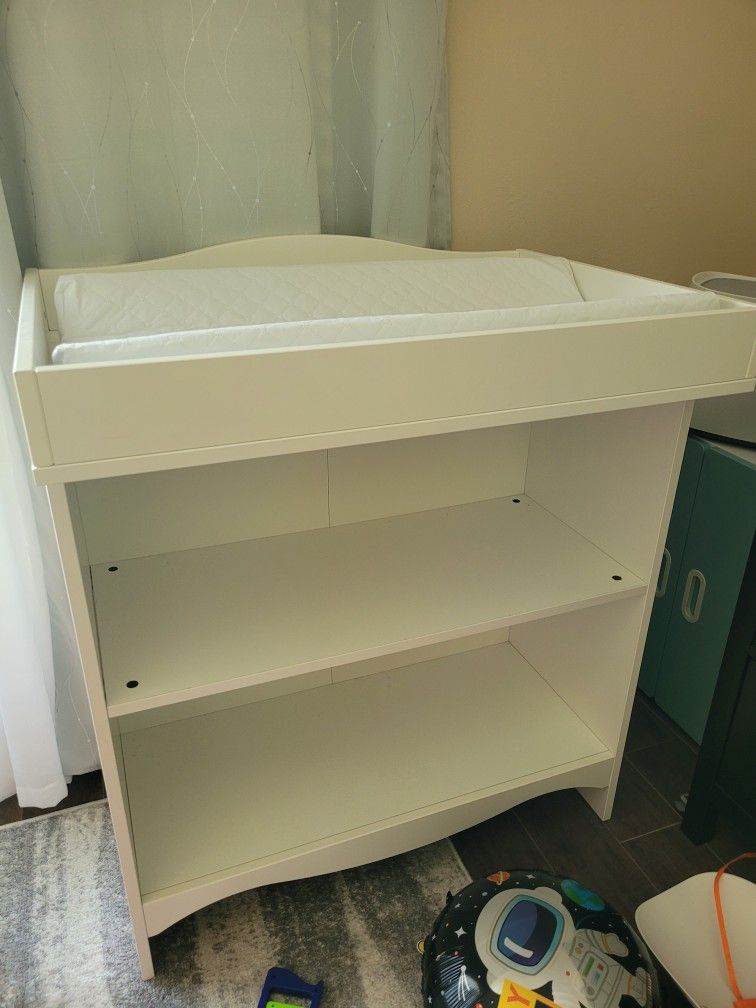 Changing table/bookshelf White