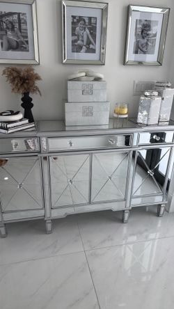 Mirrored buffet table