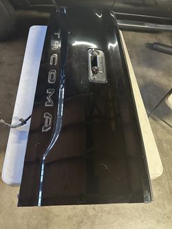 2018 Toyota  tacoma  tail gate