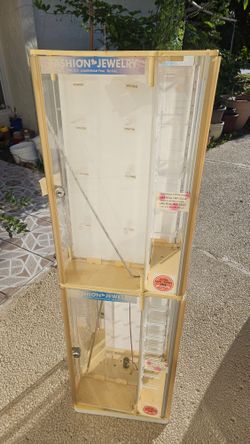Rotating, lockable display case designed for showcasing jewelry or sunglasses. 24"H, 12 "W, 12"D
No key
