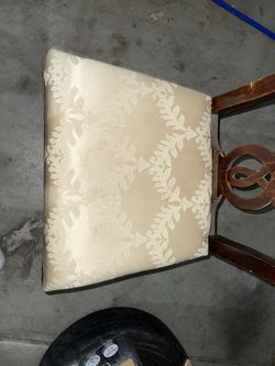 ALL WOOD ANTIQUE CHAIR