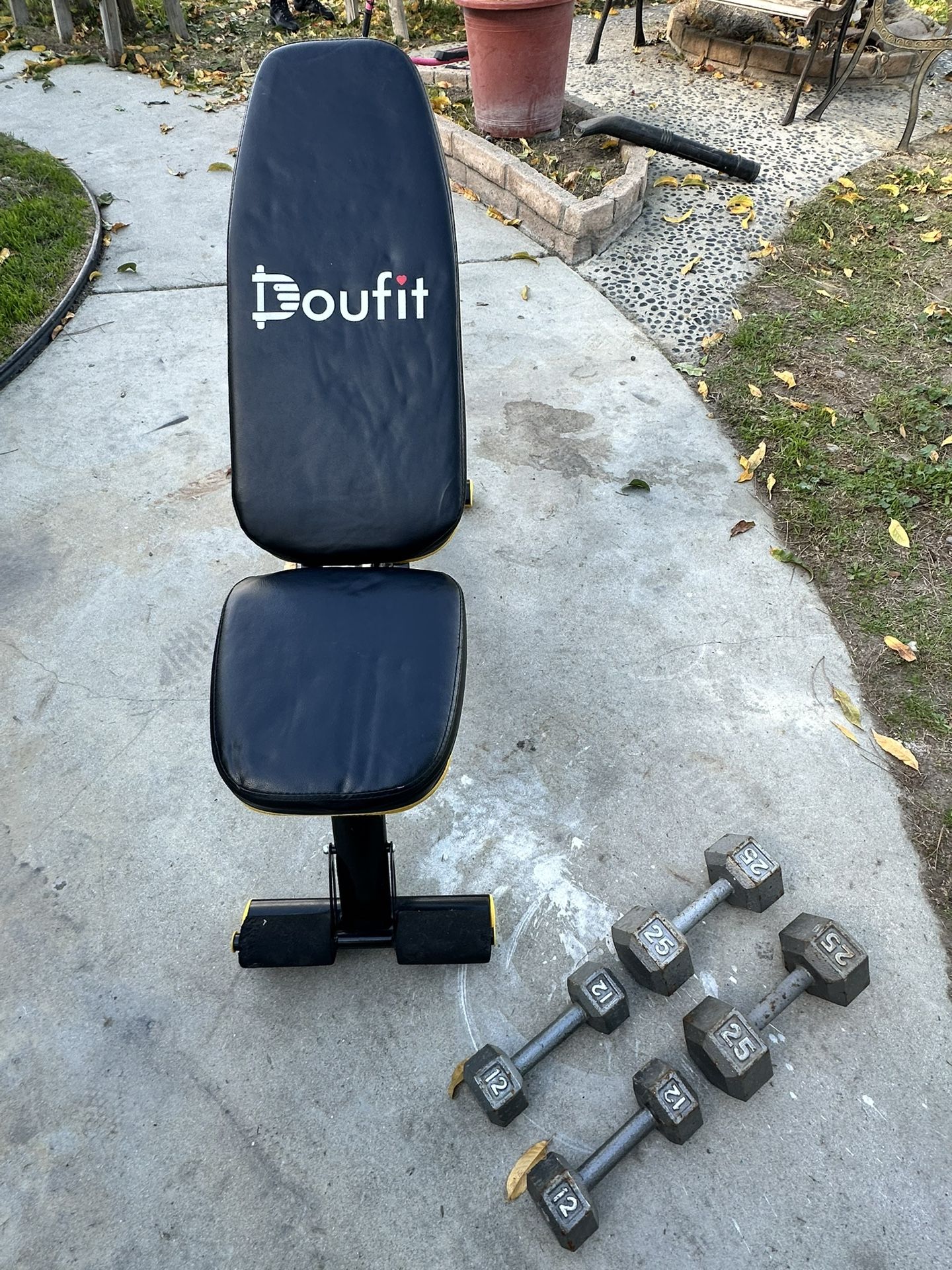 Sturdy bench with 2 sets of dumbbells