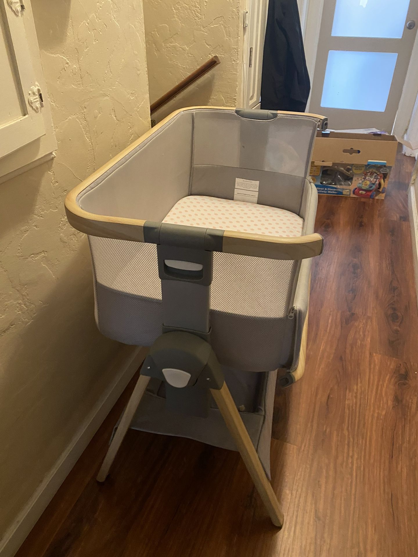 Like New Condition Baby Bassinet